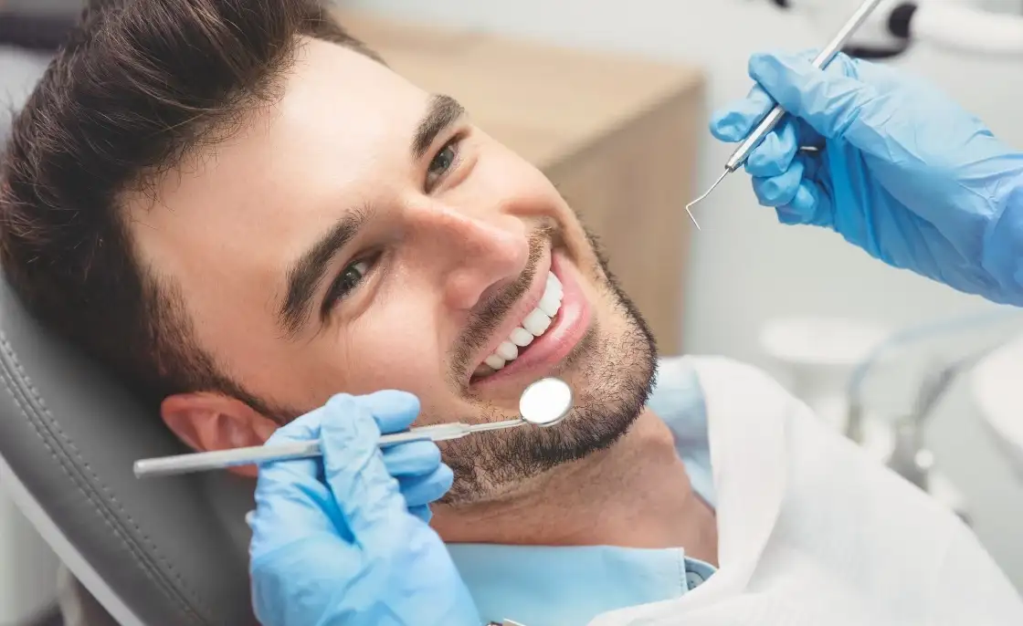 Mężczyzna u ortodonty